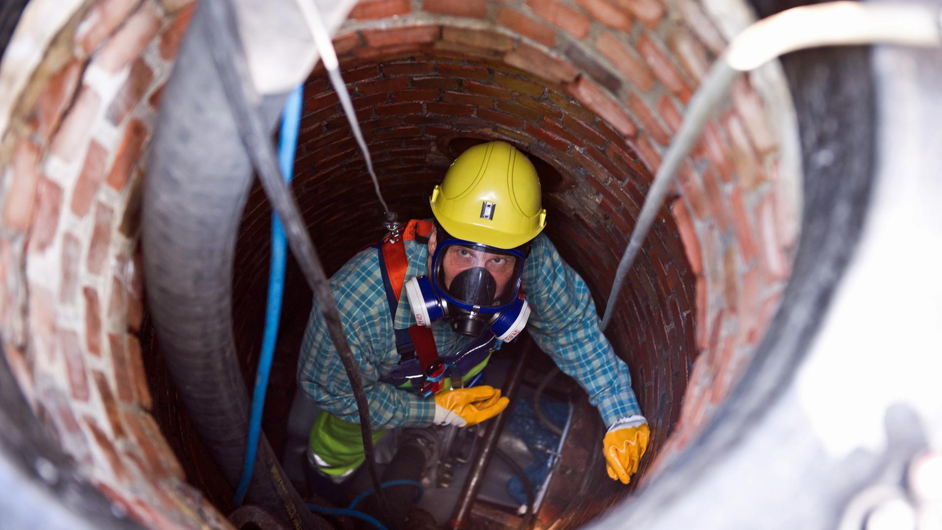 Arbeiten im Abwasserkanal: Ein Schlauch, ein sogennanter Inliner, wird in den Kanal eingezogen und unter Druckluft und UV-Licht in Form gebracht. Durch das Verfahren wird das Aufreißen von Straßen vermieden. Arbeiten im Abwasserkanal: Ein Schlauch, ein sogennanter Inliner, wird in den Kanal eingezogen und unter Druckluft und UV-Licht in Form gebracht. Durch das Verfahren wird das Aufreißen von Straßen vermieden.