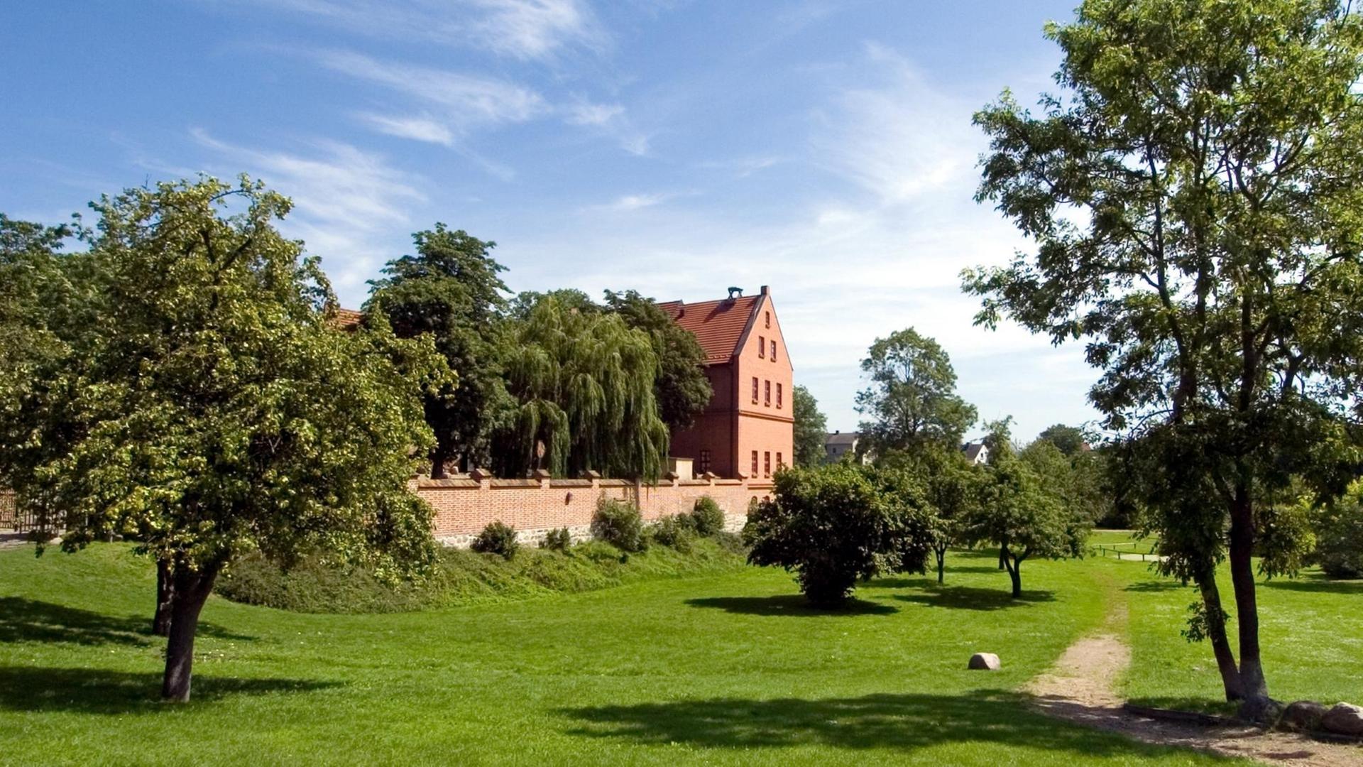 Ansicht der Alten Burg Penzlin und umliegender Wiesen an einem sonnigen Sommertag. Ansicht der Alten Burg Penzlin und umliegender Wiesen an einem sonnigen Sommertag.