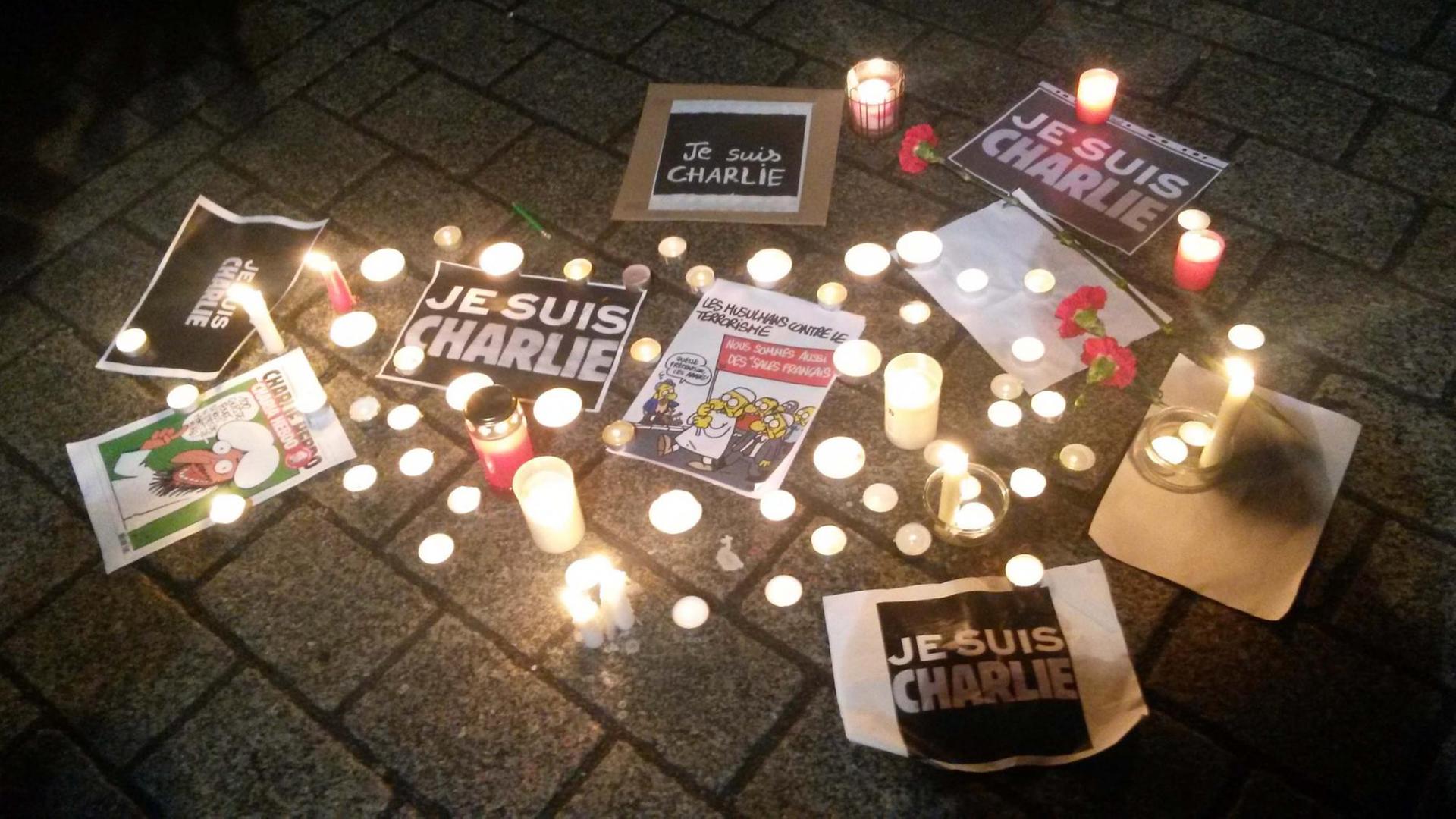 Trauer vor französischer Botschaft in Berlin - Solidarität mit "Charlie Hebdo" nach dem Anschlag auf das Satiremagazin Trauer vor französischer Botschaft in Berlin - Solidarität mit "Charlie Hebdo" nach dem Anschlag auf das Satiremagazin