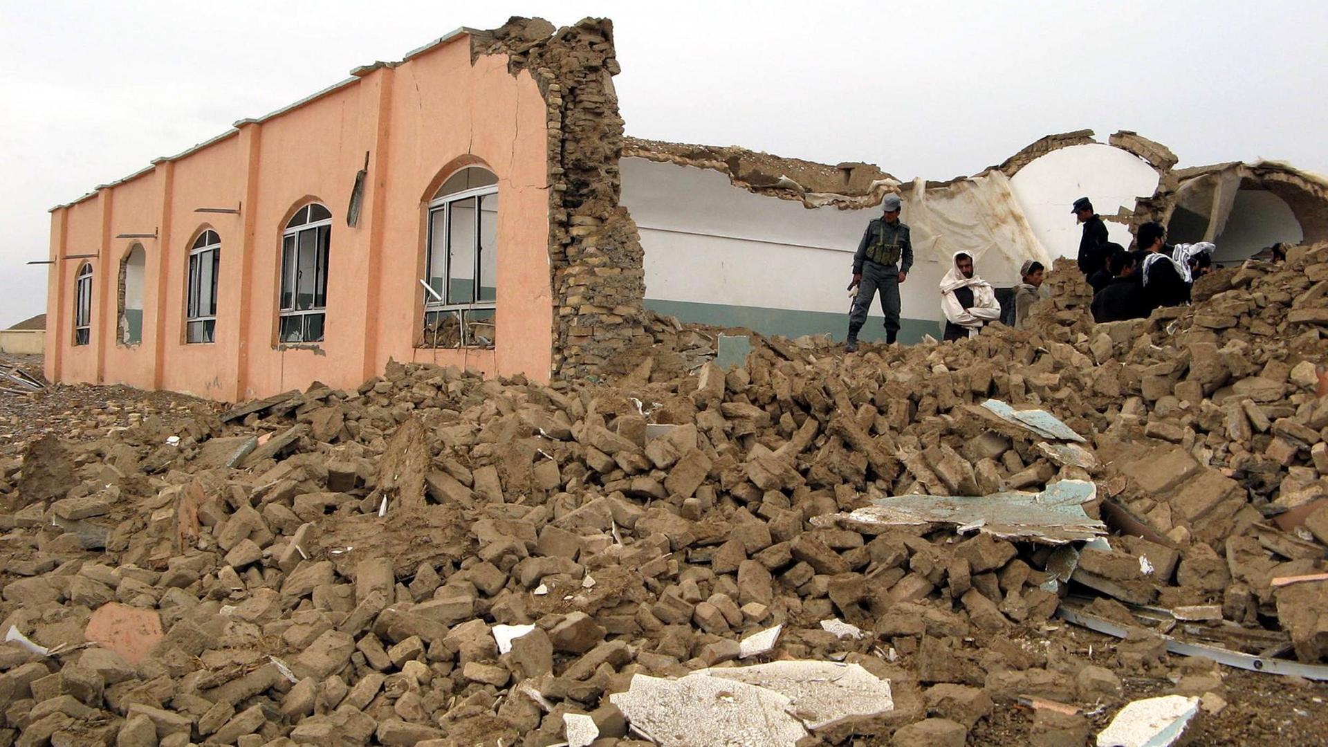 Grundschule in Afghanistan wurde angeblich von der Taliban gesprengt. Grundschule in Afghanistan wurde angeblich von der Taliban gesprengt.