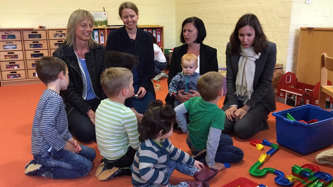 Angelika Fingerhut (l.) thematisiert beim Besuch der rheinland-pfälzischen Integrations- und Frauenministerin Anne Spiegel (Bündnis 90/Die Grünen – ganz rechts im Bild) in der Evangelischen Kita in Jugenheim die Frage, wie syrische Frauen Arbeit finden. Angelika Fingerhut (l.) thematisiert beim Besuch der rheinland-pfälzischen Integrations- und Frauenministerin Anne Spiegel (Bündnis 90/Die Grünen – ganz rechts im Bild) in der Evangelischen Kita in Jugenheim die Frage, wie syrische Frauen Arbeit finden.