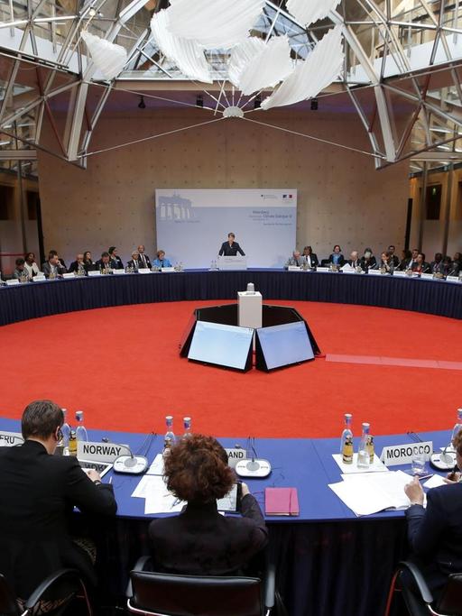 Die Bundesumweltministerin Barbara Hendricks hält am 18.05.2015 eine Rede auf dem Petersberger Klimadialog in Berlin. In dem Saal sitzen an einem runden Tisch die Vertreter von mehr als 35 Nationen.