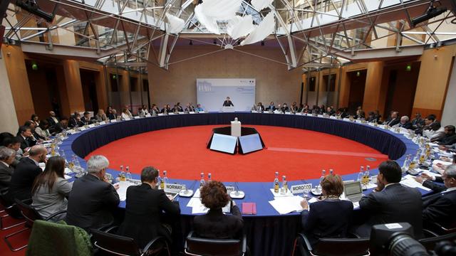 Die Bundesumweltministerin Barbara Hendricks hält am 18.05.2015 eine Rede auf dem Petersberger Klimadialog in Berlin. In dem Saal sitzen an einem runden Tisch die Vertreter von mehr als 35 Nationen.