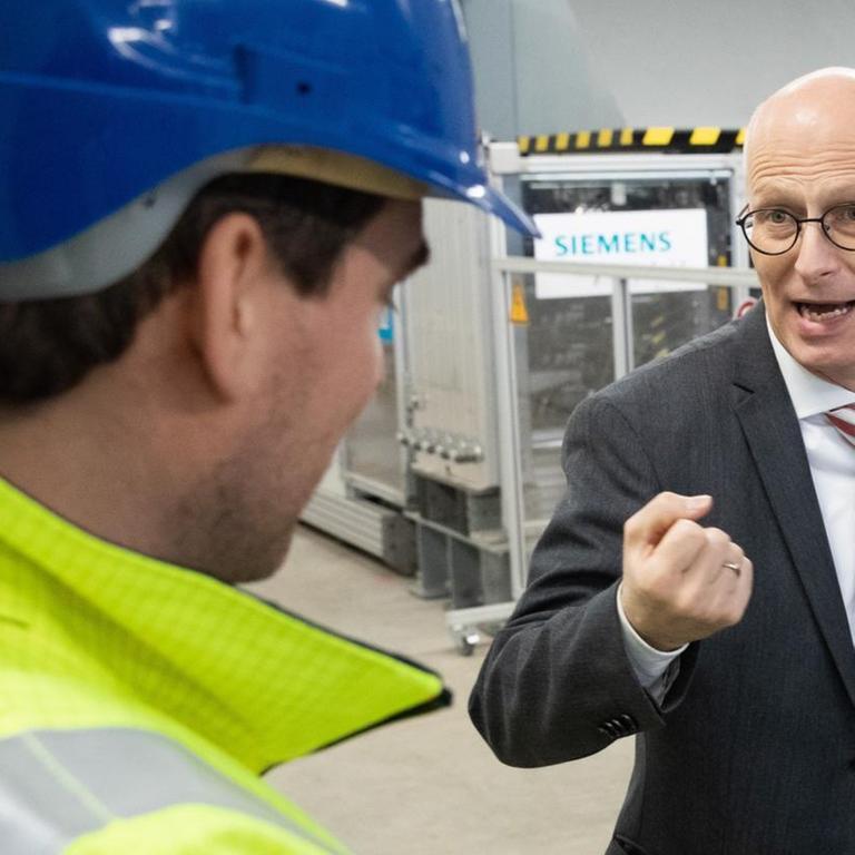 Peter Tschentscher (SPD), Erster Bürgermeister in Hamburg und Spitzenkandidat für die Bürgerschaftswahl im Wahlkampf, hier in der Wasserstoff-Elektrolyse Anlage bei einem Besuch der H&R Ölwerke. 