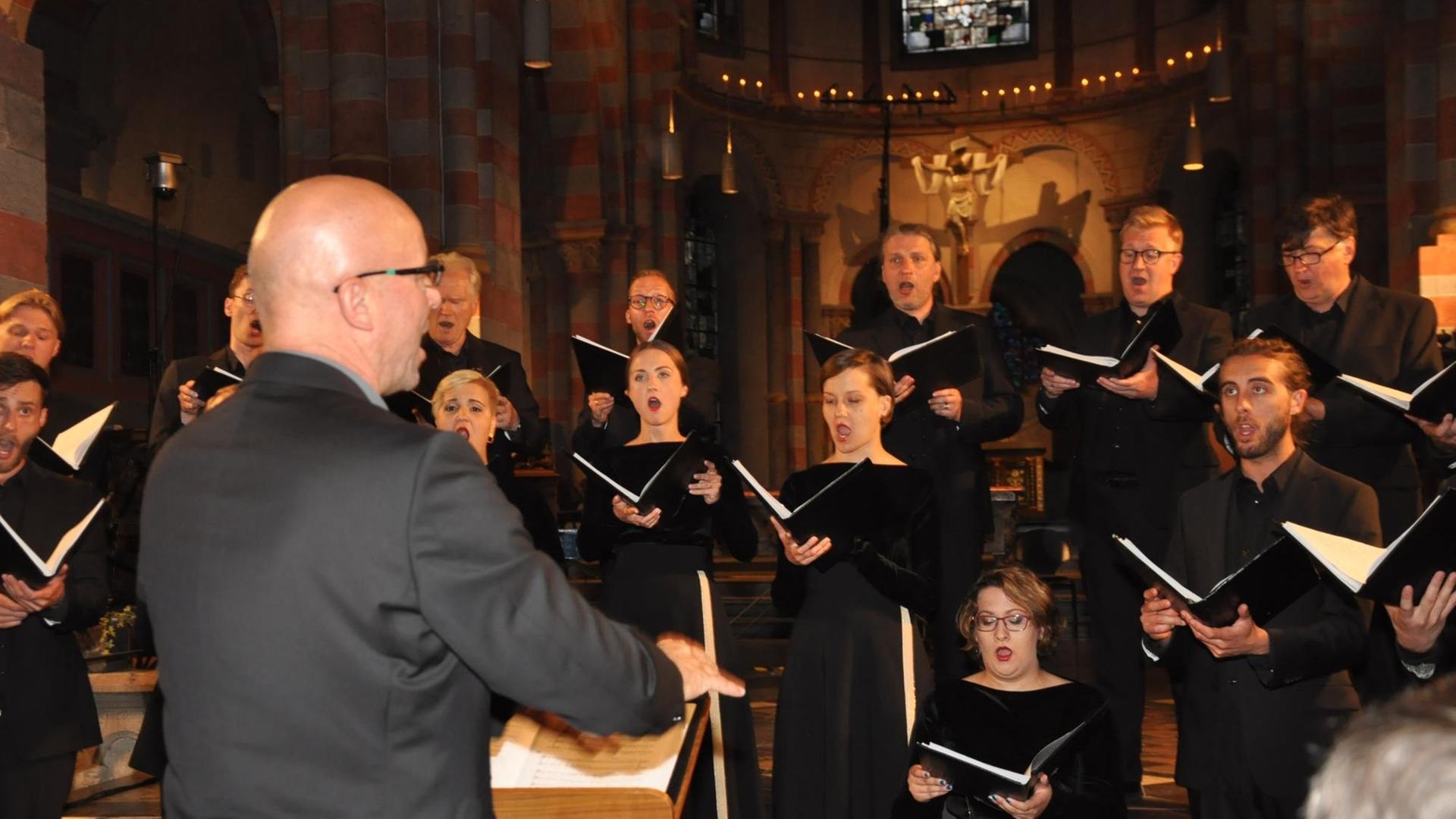 Der Kammerchor Jauna Muzika Vilnius in der Abteikirche Brauweiler Der Kammerchor Jauna Muzika Vilnius in der Abteikirche Brauweiler