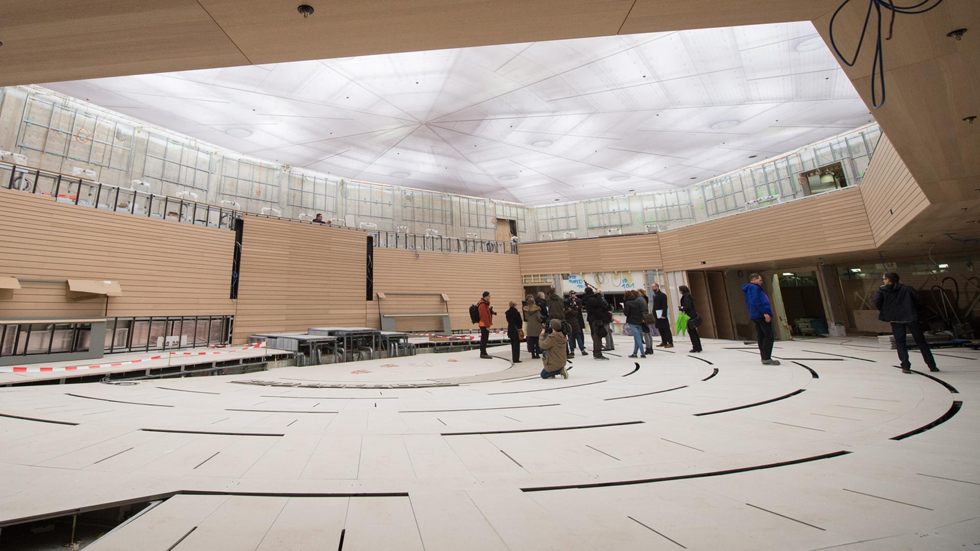 Übersicht des Plenarsaals am 21. Dezember 2015 während einer Baustellenbesichtigung im Landtag in Stuttgart Übersicht des Plenarsaals am 21. Dezember 2015 während einer Baustellenbesichtigung im Landtag in Stuttgart
