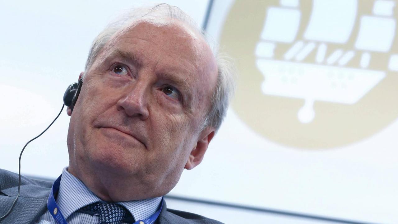 Der ehemalige französische Außenminister Hubert Védrine bei einer Konferenz im russischen Sankt Petersburg. Der ehemalige französische Außenminister Hubert Védrine bei einer Konferenz im russischen Sankt Petersburg.