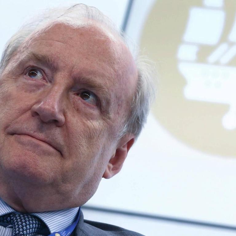 Der ehemalige französische Außenminister Hubert Védrine bei einer Konferenz im russischen Sankt Petersburg. 
