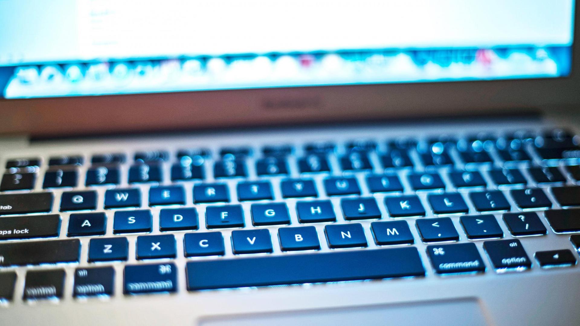 Das Foto zeigt die Tastatur eines Laptops Das Foto zeigt die Tastatur eines Laptops