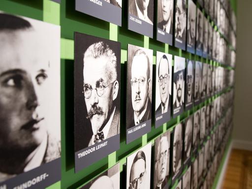Eine Wand mit Porträts in der Dauerausstellung der Gedenkstätte Deutscher Widerstand in Berlin