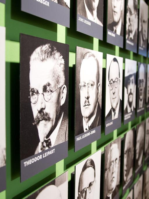 Eine Wand mit Porträts in der Dauerausstellung der Gedenkstätte Deutscher Widerstand in Berlin