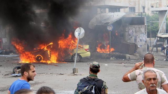 Ein Foto der syrischen Nachrichtenagentur Sana zeigt Menschen an einem der Anschlagsziele in Tartus