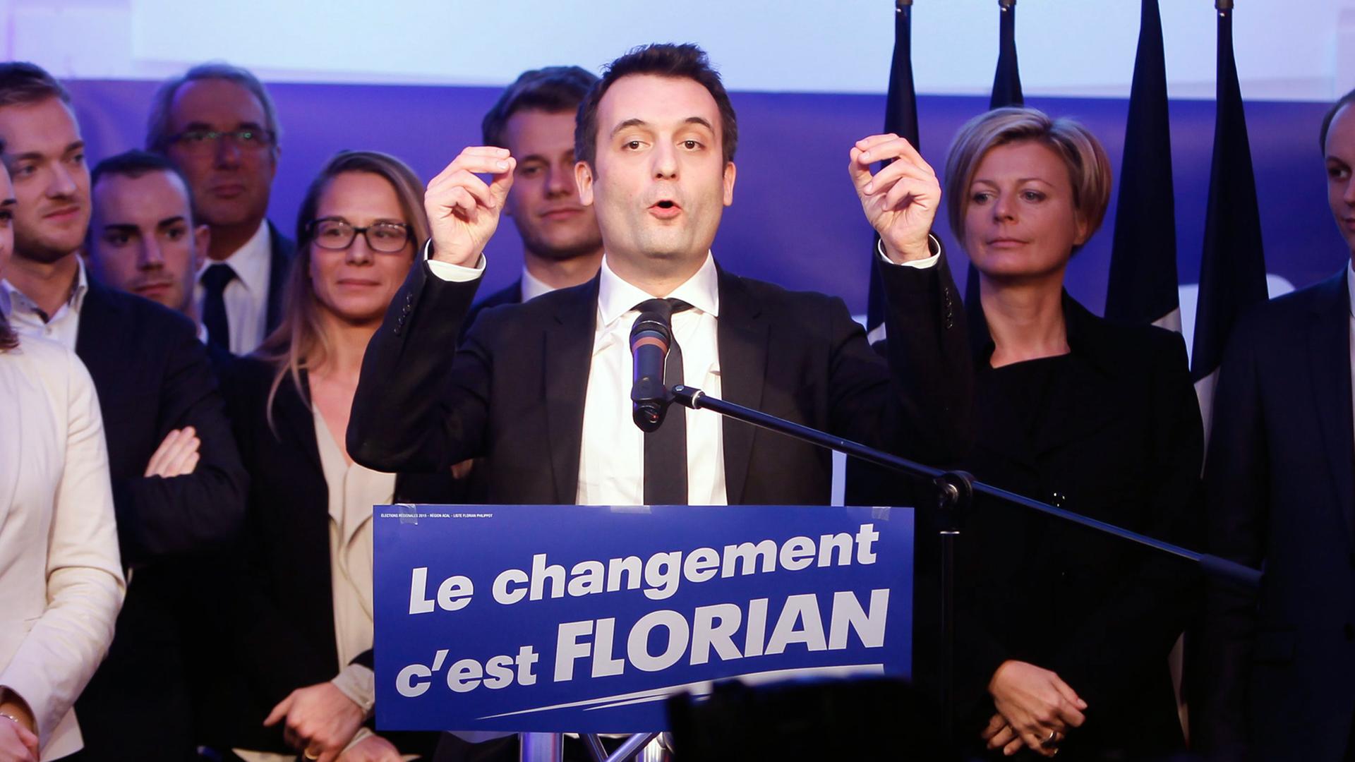 Vizepräsident des Front National, Florian Philippot, aufgenommen am Rednerpult im Vorfeld der französischen Regionalwahlen 2015 Vizepräsident des Front National, Florian Philippot, aufgenommen am Rednerpult im Vorfeld der französischen Regionalwahlen 2015