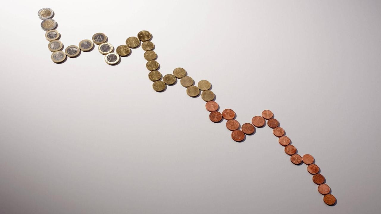 Euro-Münzen, die in einer absteigenden Linie angeordnet sind. Euro-Münzen, die in einer absteigenden Linie angeordnet sind.
