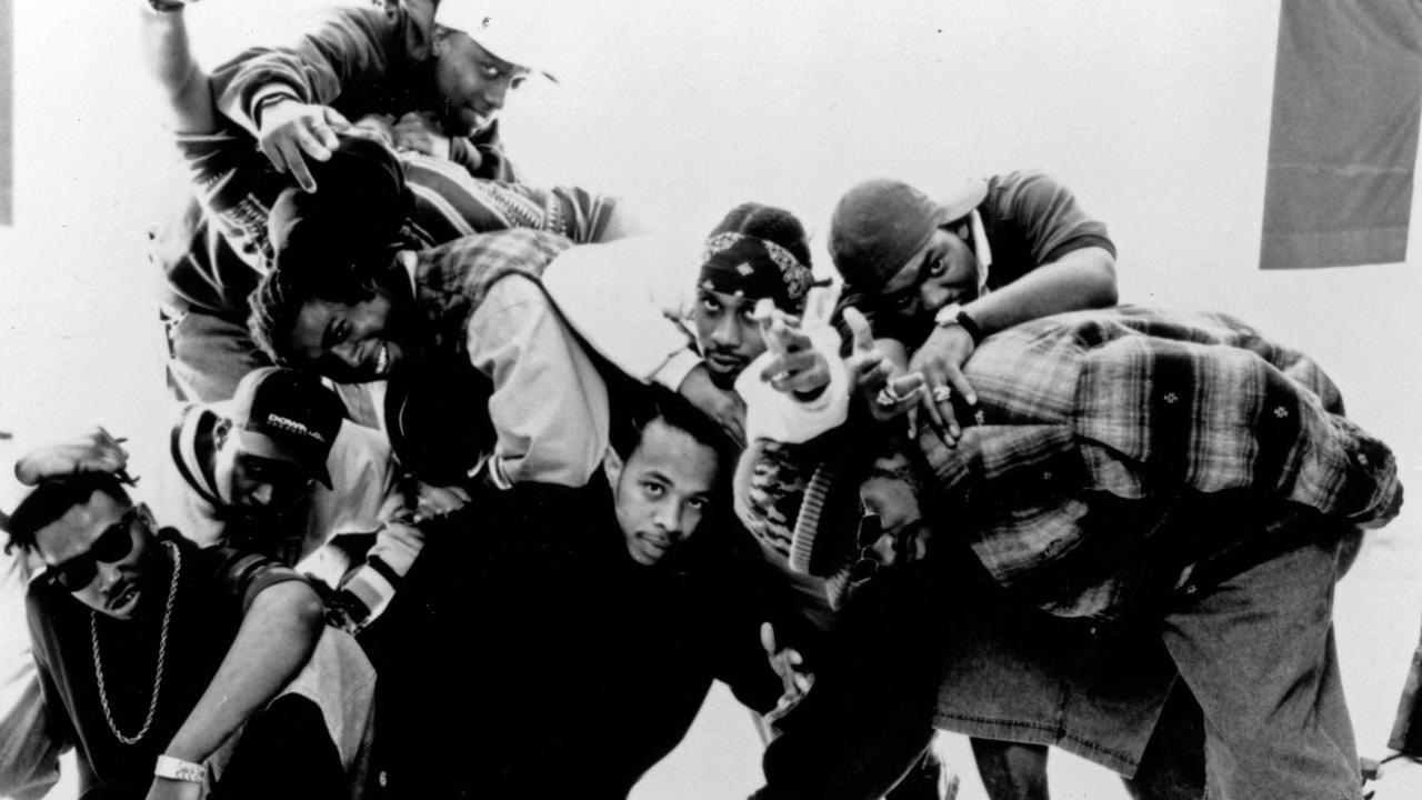 Der Wu-Tang Clan posiert für die Kamera. Das Foto ist schwaarz-weiß. Der Wu-Tang Clan posiert für die Kamera. Das Foto ist schwaarz-weiß.