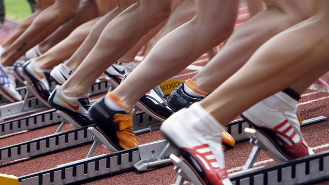 Start eines Vorlaufs über 100 Meter der Frauen am Samstag (23.06.2007) im Münchner Olympiastadion beim Europacup der Leichtathleten.