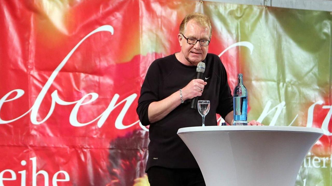 Bernhard Jakoby hält einen Vortrag über Nahtoderfahrungen im Rahmen der Vortragsreihe "Lebenskunst" im Jahr 2017 Bernhard Jakoby hält einen Vortrag über Nahtoderfahrungen im Rahmen der Vortragsreihe "Lebenskunst" im Jahr 2017