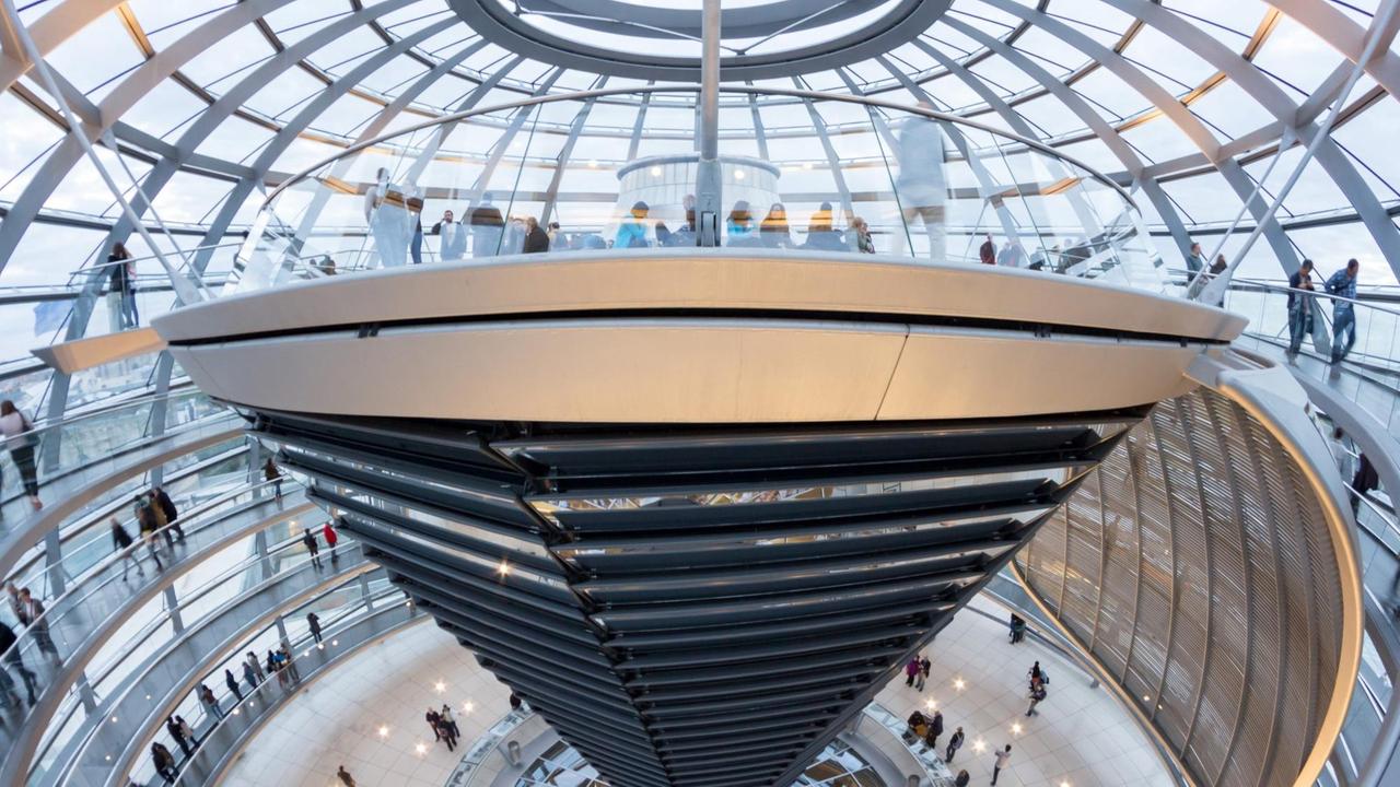 Innenansicht der Kuppel des Reichstagsgebäudes in Berlin Innenansicht der Kuppel des Reichstagsgebäudes in Berlin