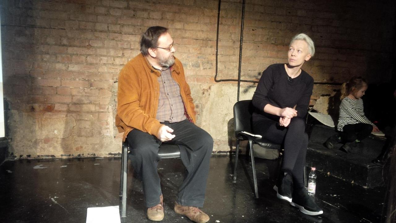 Auf einer Moskauer Theaterbühne sitzt Michail Ugarow vom teatr.doc und spricht über den Aktionskünstler Pjotr Pawlenski mit dessen Partnerin Oksana Schalygina Auf einer Moskauer Theaterbühne sitzt Michail Ugarow vom teatr.doc und spricht über den Aktionskünstler Pjotr Pawlenski mit dessen Partnerin Oksana Schalygina