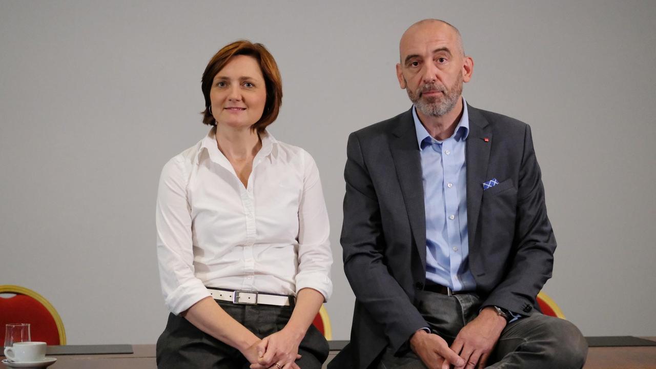 17.08.2019, Sachsen, Leipzig: Simone Lange, Oberbürgermeisterin von Flensburg, und Alexander Ahrens, Oberbürgermeister von Bautzen, sitzen auf einem Pressetermin. Sie bilden eines von mehreren Teams, die sich um den Bundesvorsitz der SPD bewerben. Foto: Sebastian Willnow/dpa-Zentralbild/dpa | Verwendung weltweit 17.08.2019, Sachsen, Leipzig: Simone Lange, Oberbürgermeisterin von Flensburg, und Alexander Ahrens, Oberbürgermeister von Bautzen, sitzen auf einem Pressetermin. Sie bilden eines von mehreren Teams, die sich um den Bundesvorsitz der SPD bewerben. Foto: Sebastian Willnow/dpa-Zentralbild/dpa | Verwendung weltweit