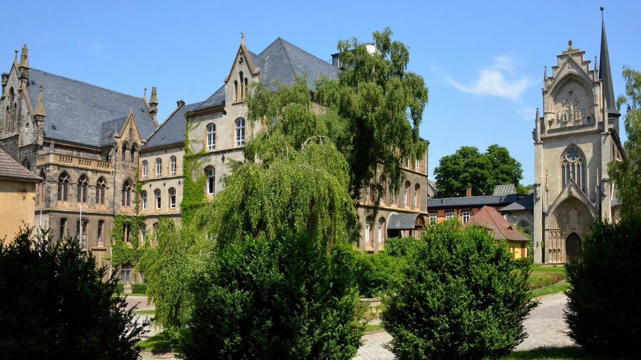 Schulhaus und Westfassade der Klosterkirche. Schulhaus und Westfassade der Klosterkirche.