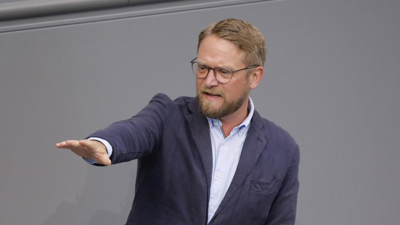 Jan Korte, Die Linke, am Rednerpult im Deutschen Bundestag. Jan Korte, Die Linke, am Rednerpult im Deutschen Bundestag.