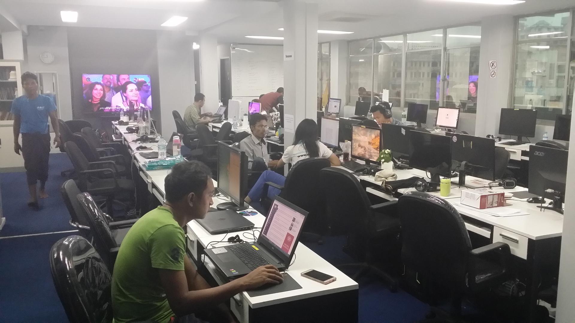 Die Redaktionsräume von "Democratic Voice of Burma" in Myanmar. Die Redaktionsräume von "Democratic Voice of Burma" in Myanmar.