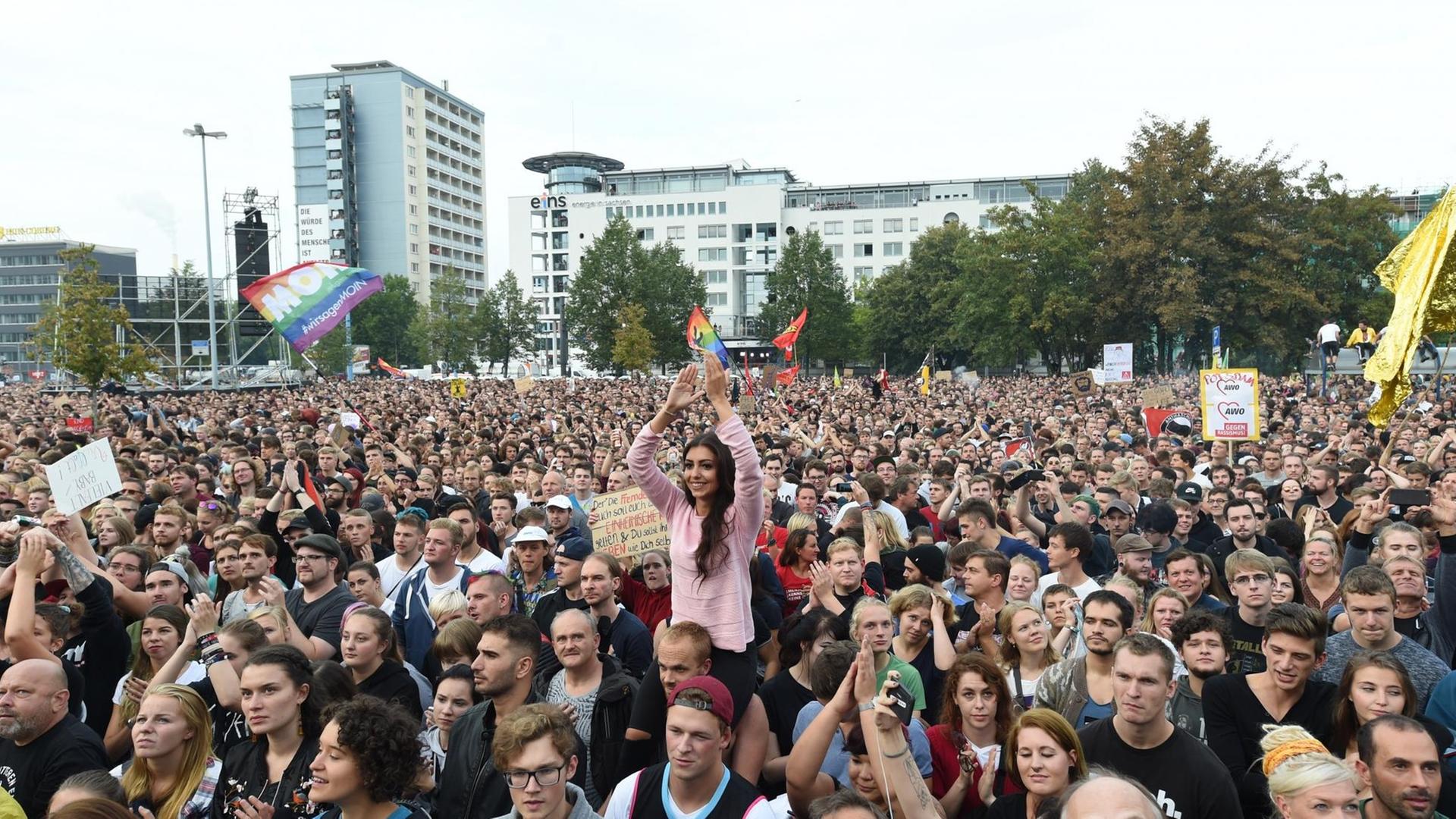Zuschauer beim "Wir sind mehr"-Konzert in Chemnitz