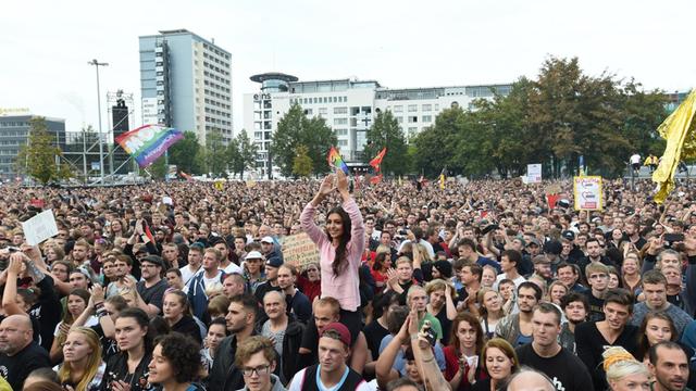 Zuschauer beim "Wir sind mehr"-Konzert in Chemnitz