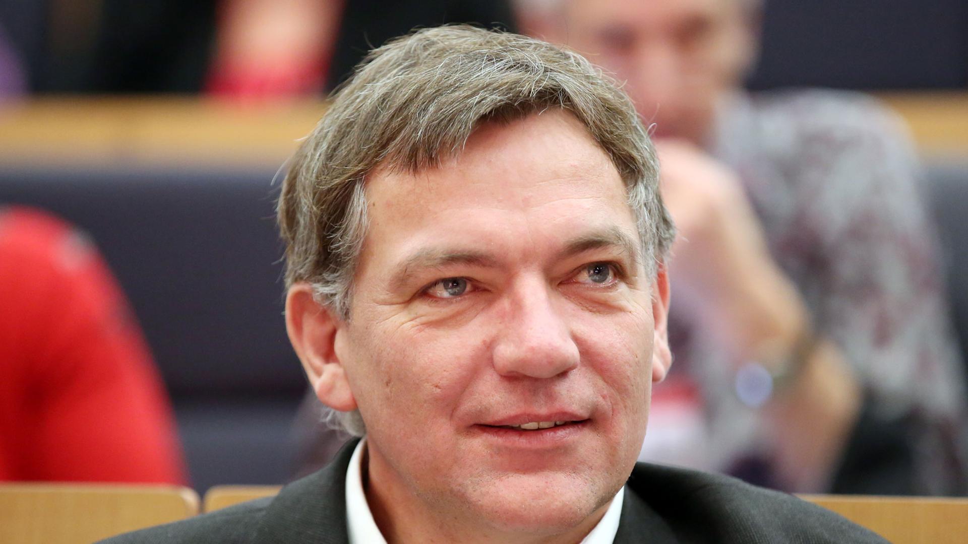Der stellvertretende Vorsitzende der Linken im Bundestag, Jan van Aken, auf dem Bundesparteitag im Februar 2014. Der stellvertretende Vorsitzende der Linken im Bundestag, Jan van Aken, auf dem Bundesparteitag im Februar 2014.