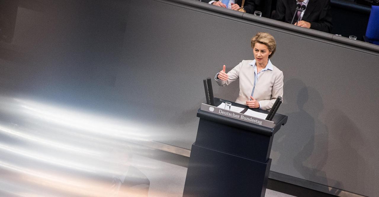 Bundesverteidigungsministerin Ursula von der Leyen (CDU) spricht am 21.11.2017 im Bundestag in Berlin. Dabei sind Spiegelungen eines Geländers zu sehen. In seiner 2. Sitzung der 19. Legislaturperiode berät der Deutsche Bundestag unter anderem über Bundeswehreinsätze und die Einsetzung verschiedener Ausschüsse.