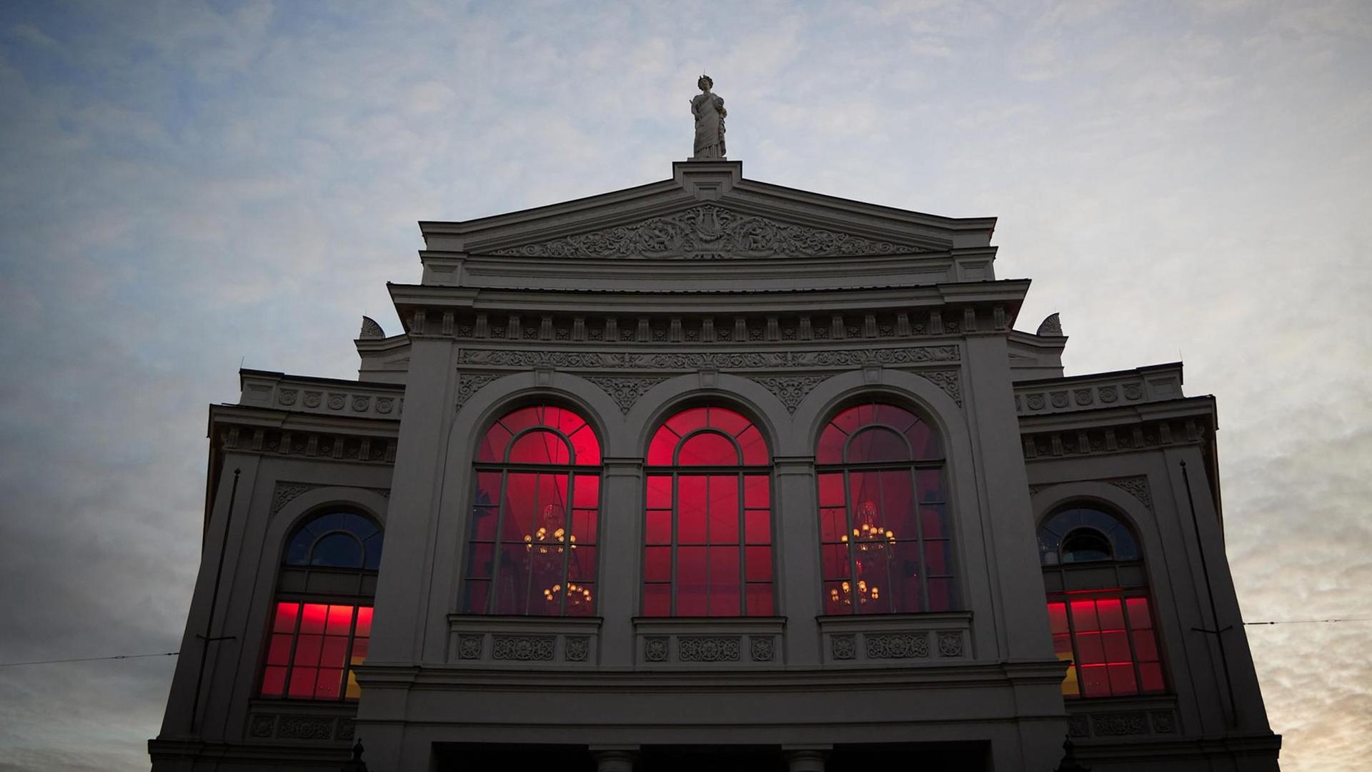 Das Staatstheater am Gärtnerplatz in München ist rot beleuchtet. Das Staatstheater am Gärtnerplatz in München ist rot beleuchtet.
