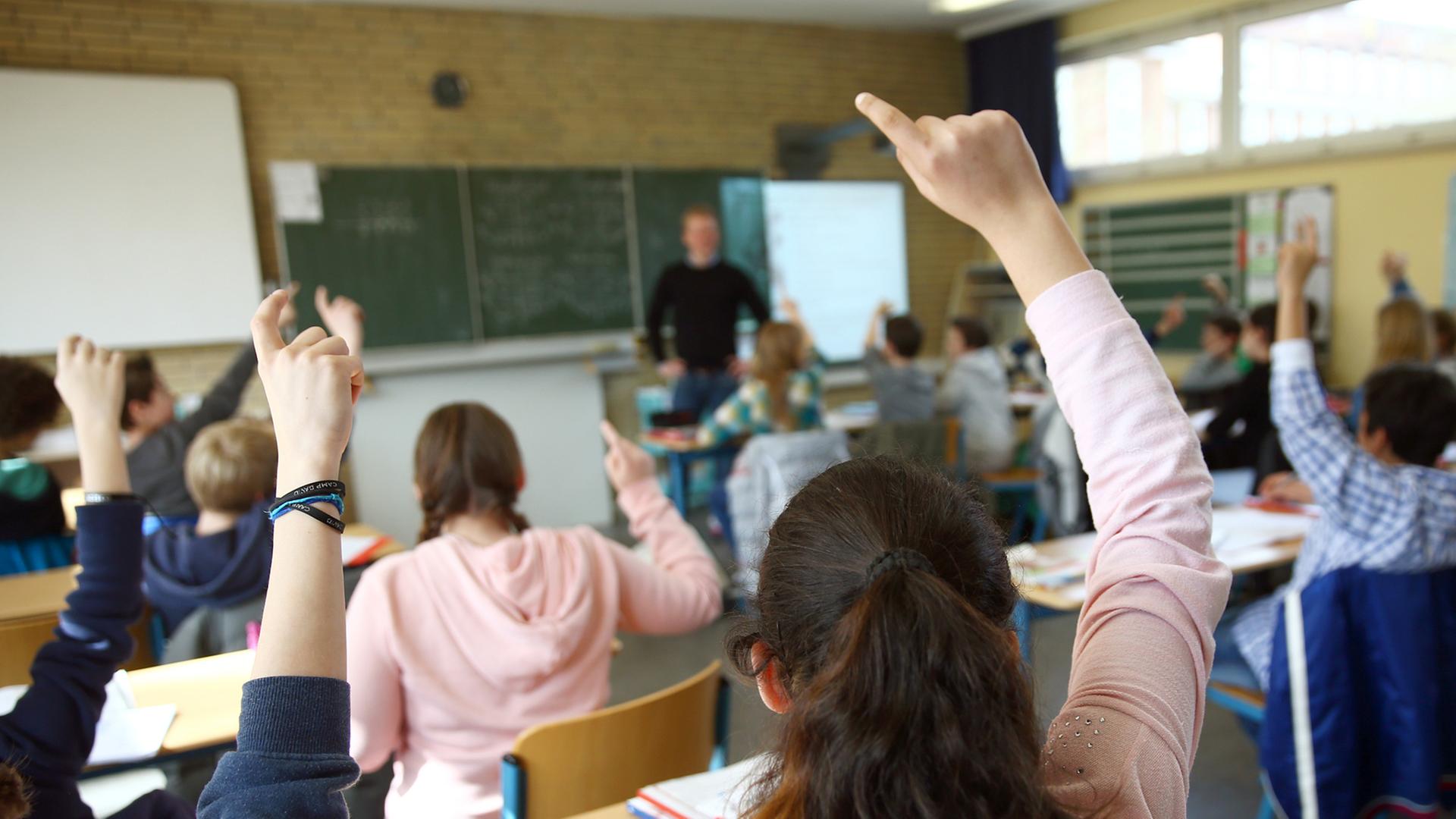 Schüler der Klasse 7c der Heinrich-Hertz-Stadtteilschule in Hamburg nehmen am 24.03.2014 am Unterricht im Fach Mathematik teil. Schüler der Klasse 7c der Heinrich-Hertz-Stadtteilschule in Hamburg nehmen am 24.03.2014 am Unterricht im Fach Mathematik teil.