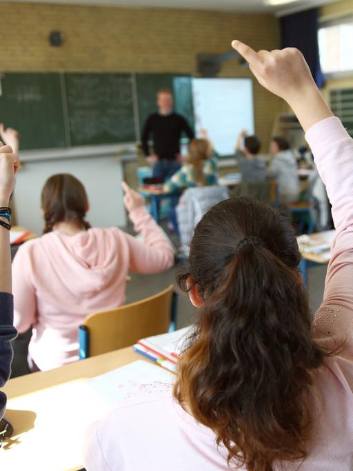 Schüler der Klasse 7c der Heinrich-Hertz-Stadtteilschule in Hamburg nehmen am 24.03.2014 am Unterricht im Fach Mathematik teil.