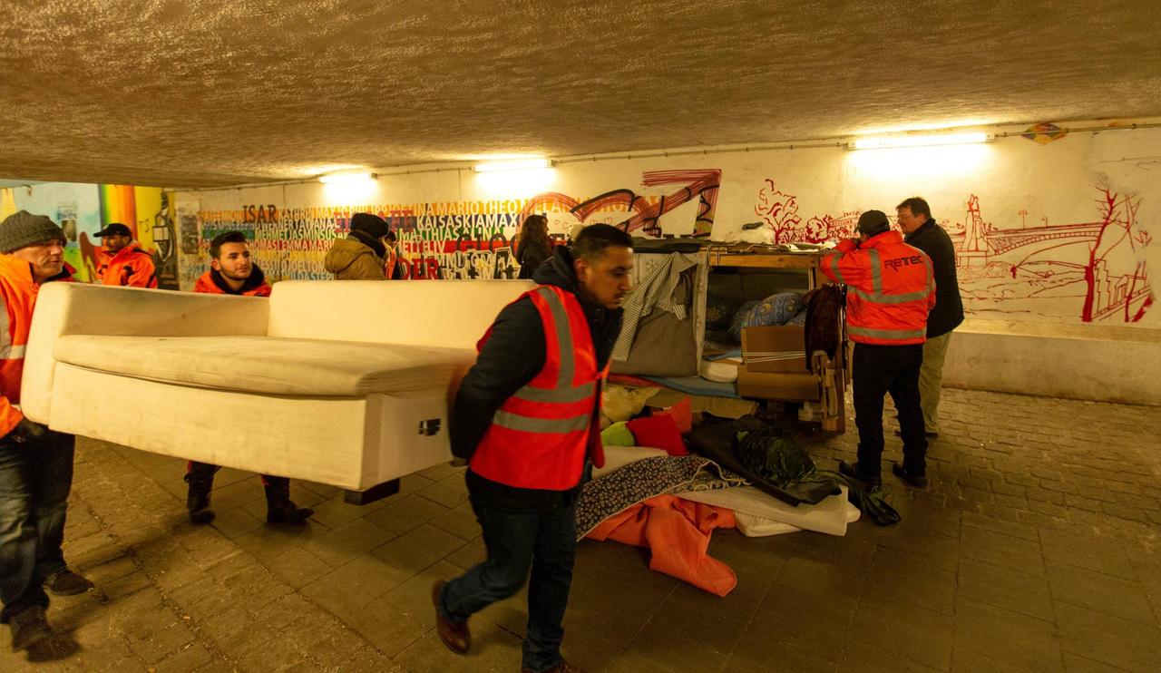 Räumung der Unterführung Kapuzinerstraße Ecke Isartalstraße in München, wo sich Obdachlose niedergelassen haben.
