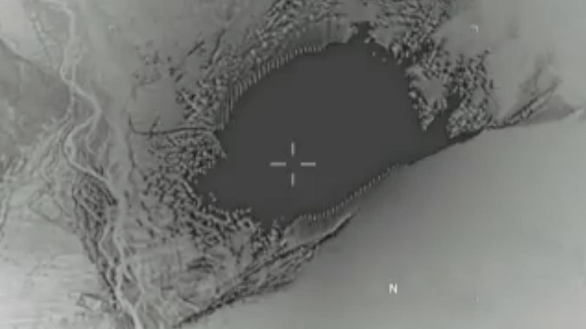 Das Standbild aus einem Video des US-Verteidigungsministeriums soll die Detonation eines US-Bombenangriffs auf eine IS-Stellung in Afghanistan zeigen (14.4.17) Das Standbild aus einem Video des US-Verteidigungsministeriums soll die Detonation eines US-Bombenangriffs auf eine IS-Stellung in Afghanistan zeigen (14.4.17)