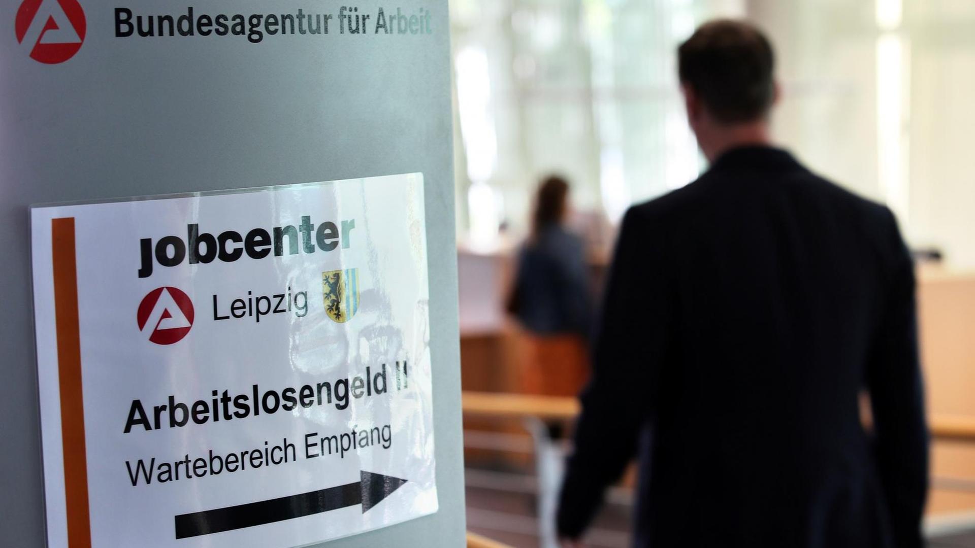 Ein Mann geht zum Empfangsbereich im Jobcenter in Leipzig (Sachsen) Ein Mann geht zum Empfangsbereich im Jobcenter in Leipzig (Sachsen)