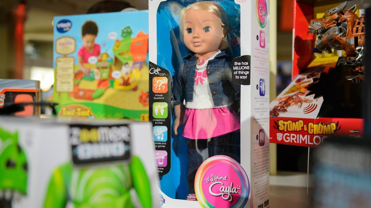 Die Puppe "Cayla" in Originalverpackung zwischen anderem Spielzeug. Die Puppe "Cayla" in Originalverpackung zwischen anderem Spielzeug.