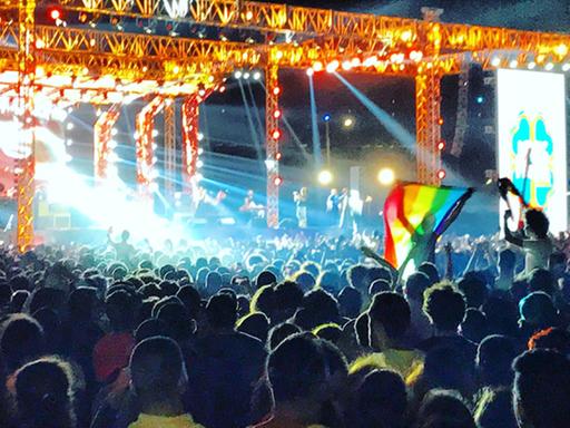 Zuhörer der libanesischen Gruppe Mashrou Leila halten beim Konzert am 22.09.2017 in Kairo (Ägypten) eine Regenbogenfahne in die Höhe. Wegen einiger Regenbogenfahnen bei einem Konzert in Kairo soll die wohl bekannteste Indie-Rockband der arabischen Welt nicht mehr in Ägypten auftreten dürfen. Das teilte der zuständige ägyptische Verband für Musiker am 25.09.2017 der Deutschen Presse-Agentur mit. (zu dpa "Wegen Regenbogen: Ägypten will bekannteste Indie-Rockband verbannen" vom 25.09.2017 - Bestmögliche Qualität) Foto: Benno Schwinghammer/dpa | Verwendung weltweit