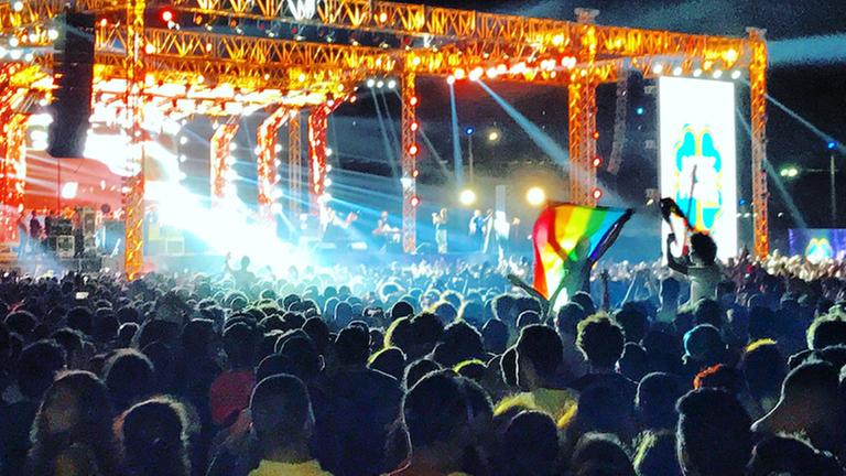 Zuhörer der libanesischen Gruppe Mashrou Leila halten beim Konzert am 22.09.2017 in Kairo (Ägypten) eine Regenbogenfahne in die Höhe. Wegen einiger Regenbogenfahnen bei einem Konzert in Kairo soll die wohl bekannteste Indie-Rockband der arabischen Welt nicht mehr in Ägypten auftreten dürfen. Das teilte der zuständige ägyptische Verband für Musiker am 25.09.2017 der Deutschen Presse-Agentur mit. (zu dpa "Wegen Regenbogen: Ägypten will bekannteste Indie-Rockband verbannen" vom 25.09.2017 - Bestmögliche Qualität) Foto: Benno Schwinghammer/dpa | Verwendung weltweit Zuhörer der libanesischen Gruppe Mashrou Leila halten beim Konzert am 22.09.2017 in Kairo (Ägypten) eine Regenbogenfahne in die Höhe. Wegen einiger Regenbogenfahnen bei einem Konzert in Kairo soll die wohl bekannteste Indie-Rockband der arabischen Welt nicht mehr in Ägypten auftreten dürfen. Das teilte der zuständige ägyptische Verband für Musiker am 25.09.2017 der Deutschen Presse-Agentur mit. (zu dpa "Wegen Regenbogen: Ägypten will bekannteste Indie-Rockband verbannen" vom 25.09.2017 - Bestmögliche Qualität) Foto: Benno Schwinghammer/dpa | Verwendung weltweit
