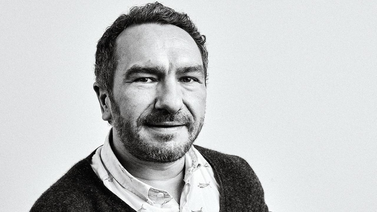 Der Berliner Sozialphilosoph Robin Celikates, in offenem Hemd und dunkler Strickjacke, schaut entspannt in die Kamera. Der Berliner Sozialphilosoph Robin Celikates, in offenem Hemd und dunkler Strickjacke, schaut entspannt in die Kamera.