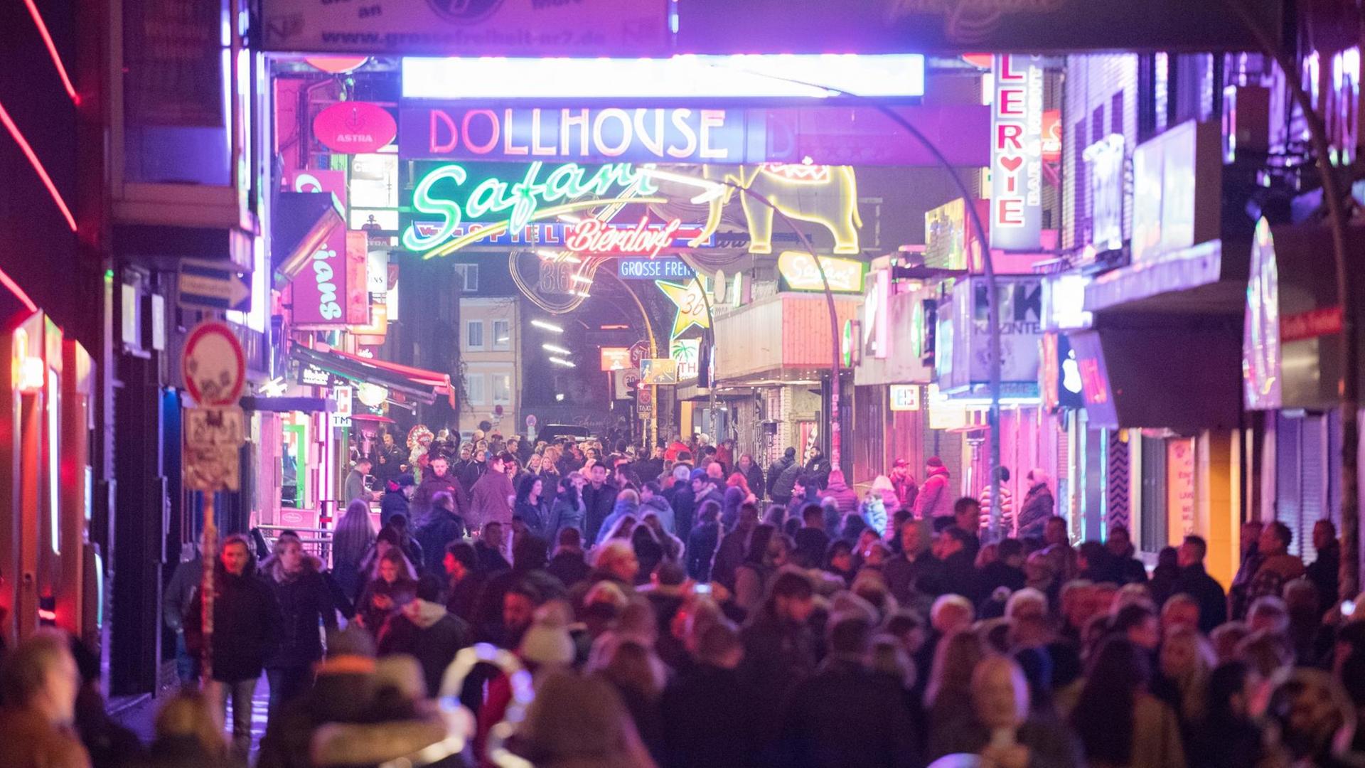Zahlreiche Menschen gehen am 24.11.2017 nahe der Reeperbahn im Hamburger Stadtteil St.Pauli über die Große Freiheit und den Beatlesplatz. Zahlreiche Menschen gehen am 24.11.2017 nahe der Reeperbahn im Hamburger Stadtteil St.Pauli über die Große Freiheit und den Beatlesplatz.