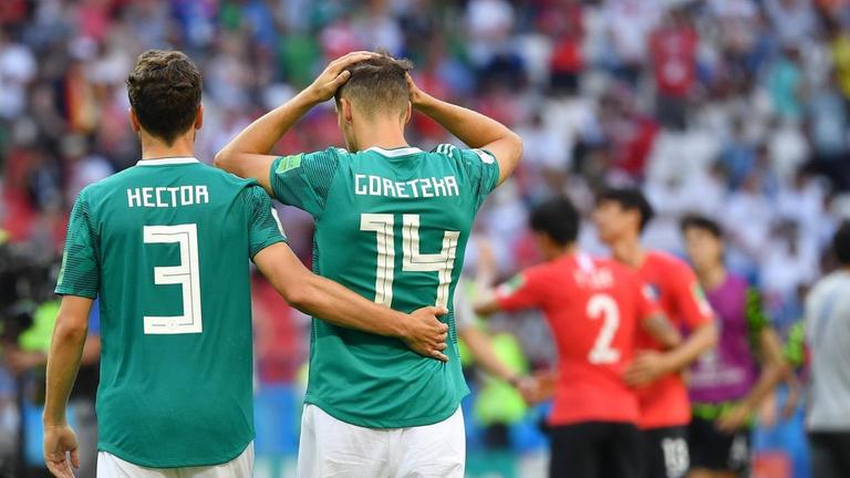 Jonas Hector und Leon Goretzka nach dem 0:2 gegen Südkorea bei der Fußball-WM 2018 in Kasan Jonas Hector und Leon Goretzka nach dem 0:2 gegen Südkorea bei der Fußball-WM 2018 in Kasan