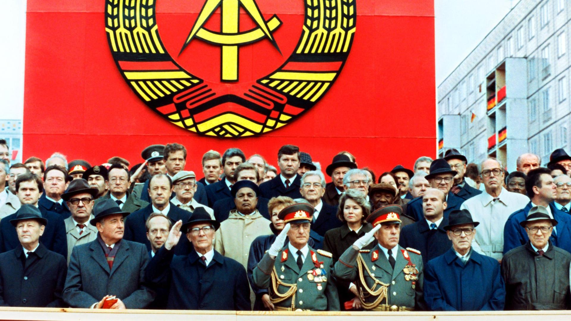 Die Ehrentribüne auf der Karl-Marx-Allee während der Militärparade am 7. Oktober 1989 in Ost-Berlin mit dem sowjetischen Staats- und Parteichef Michail Gorbatschow (2.v.l.), dem DDR-Staatsratsvorsitzenden und SED-Generalsekretär Erich Honecker (3.v.l.), Raissa Gorbatschowa (hinter Honecker), die Gattin des sowjetischen Präsidenten und Willi Stoph (3.v.r.), Ministerpräsident der DDR. Die Ehrentribüne auf der Karl-Marx-Allee während der Militärparade am 7. Oktober 1989 in Ost-Berlin mit dem sowjetischen Staats- und Parteichef Michail Gorbatschow (2.v.l.), dem DDR-Staatsratsvorsitzenden und SED-Generalsekretär Erich Honecker (3.v.l.), Raissa Gorbatschowa (hinter Honecker), die Gattin des sowjetischen Präsidenten und Willi Stoph (3.v.r.), Ministerpräsident der DDR.