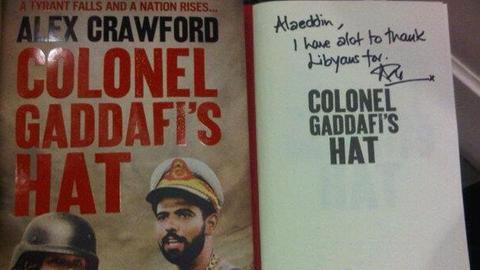 Hisham Alwindi auf dem Cover des Buchs "Gaddafis Mütze“ von Kriegsreporterin Alex Crawford über die libysche Revolution.
