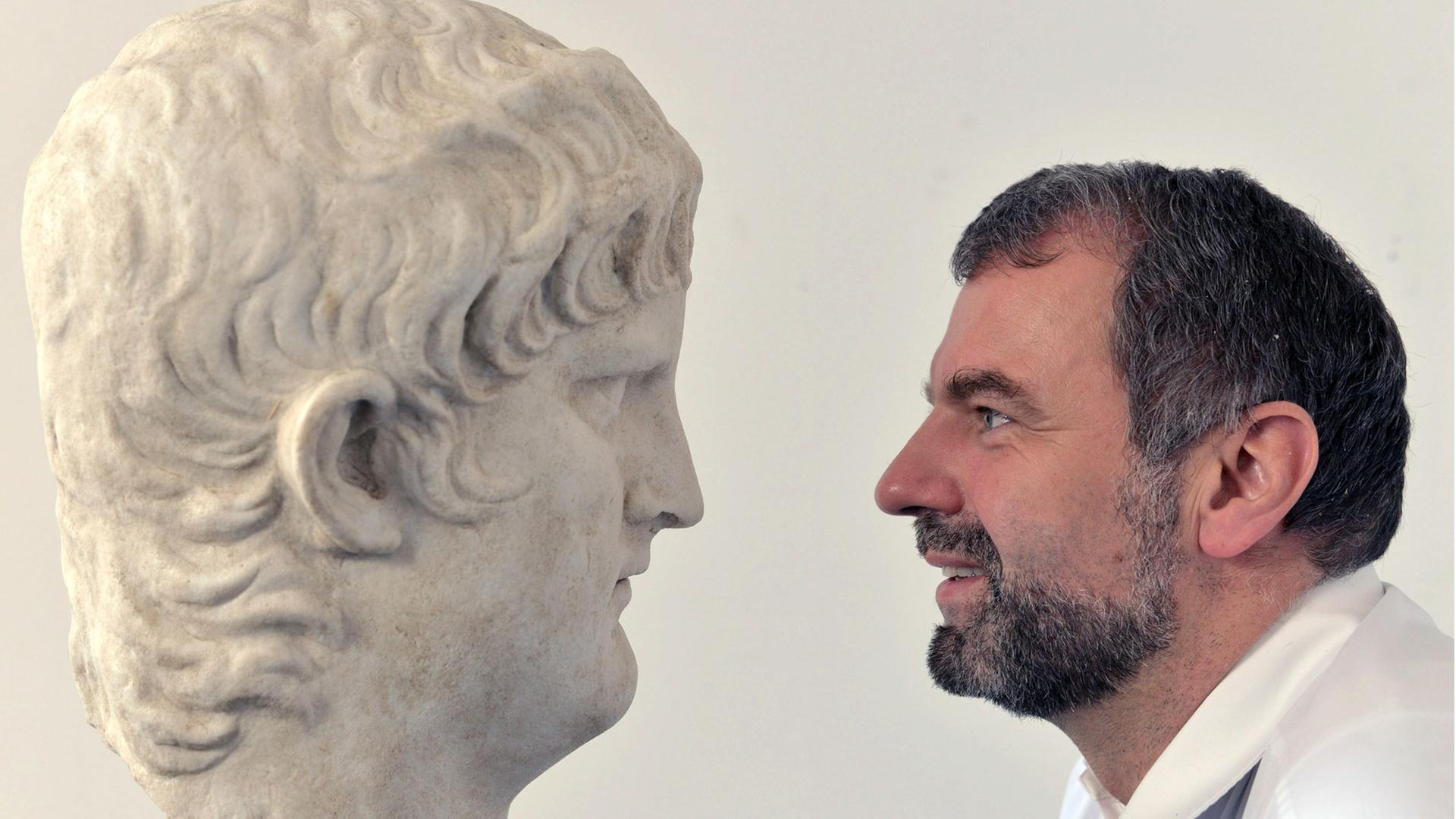 Marcus Reuter, Direktor des Rheinischen Landesmuseums in Trier, posiert neben der Kopie eines Kopfes des römischen Kaisers Nero (37 - 68 n. Chr.). Marcus Reuter, Direktor des Rheinischen Landesmuseums in Trier, posiert neben der Kopie eines Kopfes des römischen Kaisers Nero (37 - 68 n. Chr.).