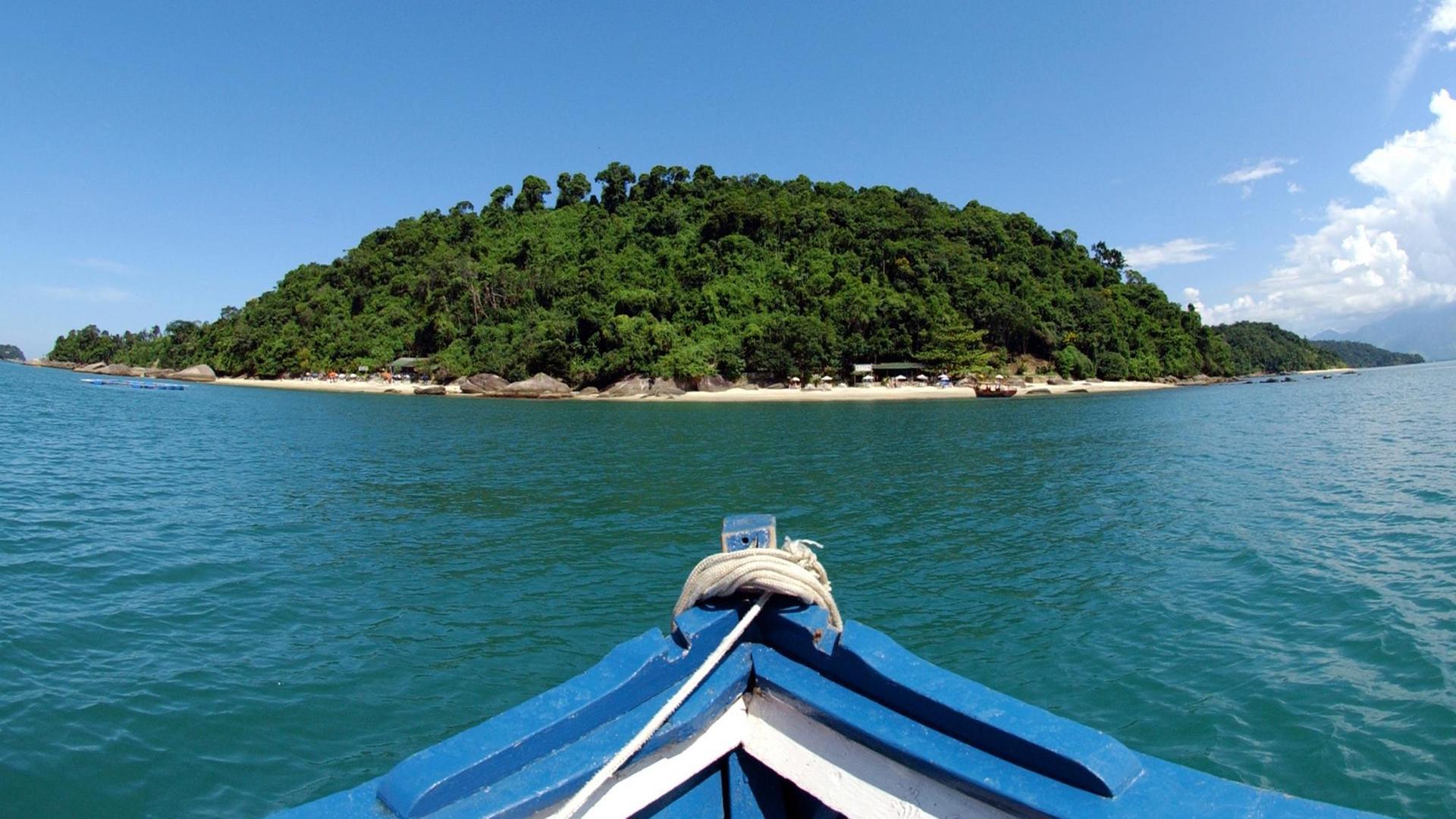 Ein Fischer fährt mit seinem Boot nahe der ehemaligen brasilianischen Kolonialstadt Paraty im Bundesstaat Rio de Janeiro auf eine von über 60 vorgelagerten Inseln, die mit dem bedrohten Atlantischen Regenwald (Mata Atlântica) bewachsen ist. Ein Fischer fährt mit seinem Boot nahe der ehemaligen brasilianischen Kolonialstadt Paraty im Bundesstaat Rio de Janeiro auf eine von über 60 vorgelagerten Inseln, die mit dem bedrohten Atlantischen Regenwald (Mata Atlântica) bewachsen ist.
