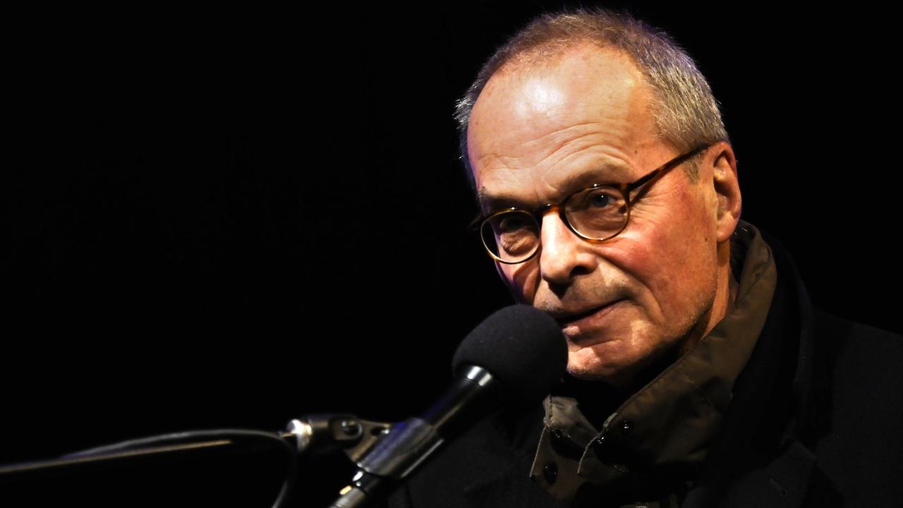 Wolf Wondratschek spricht in ein Mikro. Wolf Wondratschek spricht in ein Mikro.