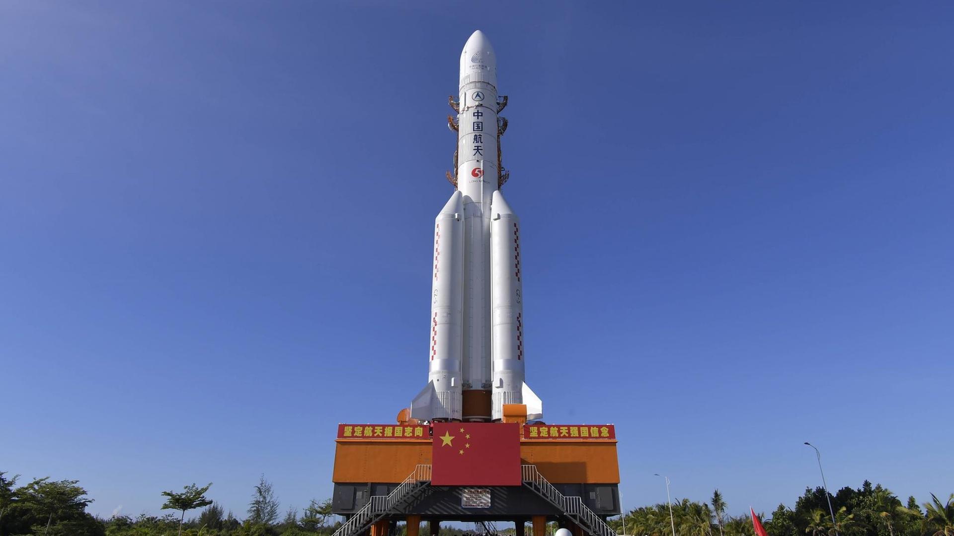 Die Trägerrakete Langer-Marsch-5 steht bereit zum Start im Wenchang Space Launch Center in Südchina. Die Trägerrakete Langer-Marsch-5 steht bereit zum Start im Wenchang Space Launch Center in Südchina.