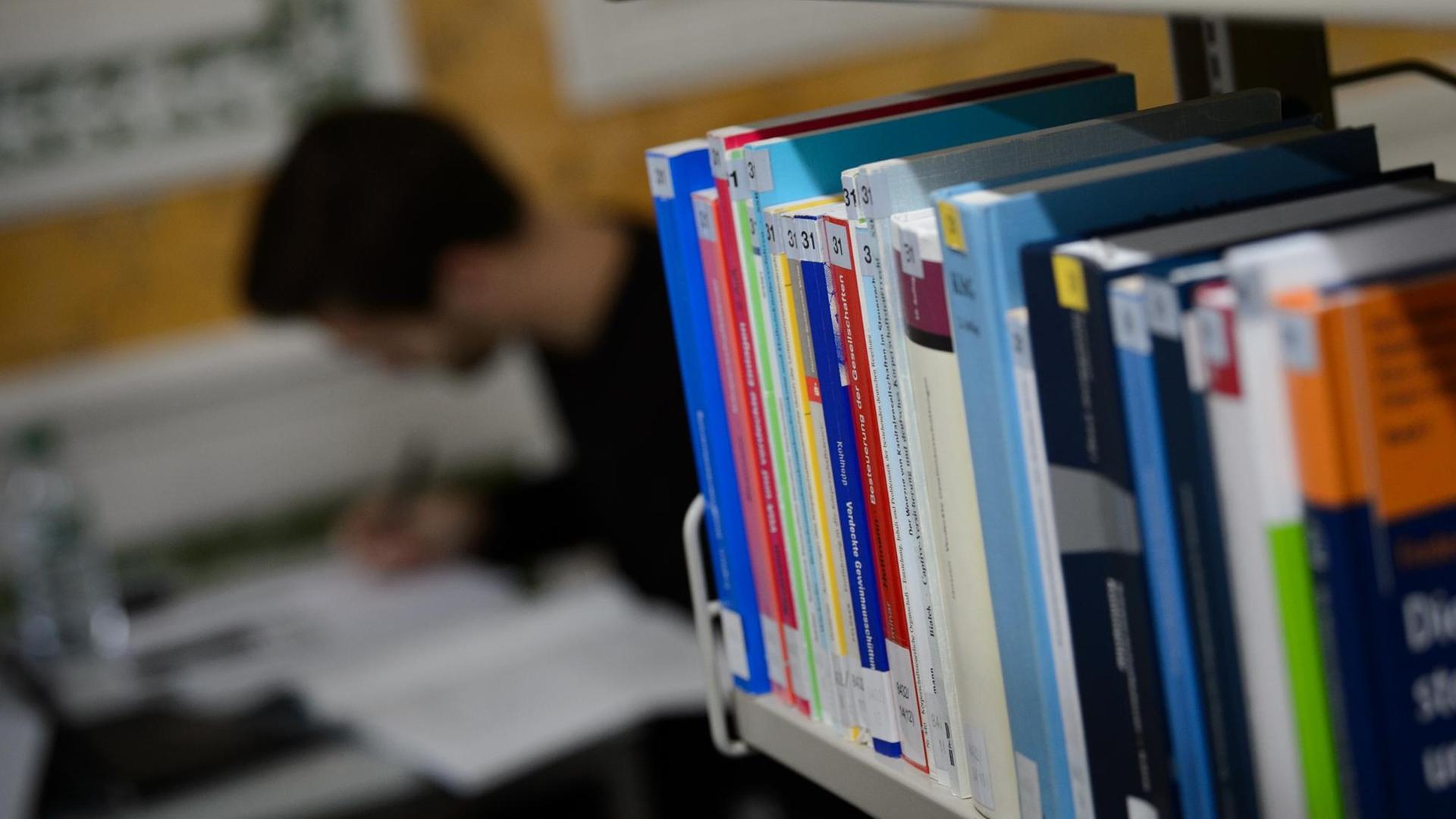 Ein Student lernt am 06.12.2017 in Stuttgart (Baden-Württemberg) in der Bibliothek der Universität Hohenheim. Ein Student lernt am 06.12.2017 in Stuttgart (Baden-Württemberg) in der Bibliothek der Universität Hohenheim.